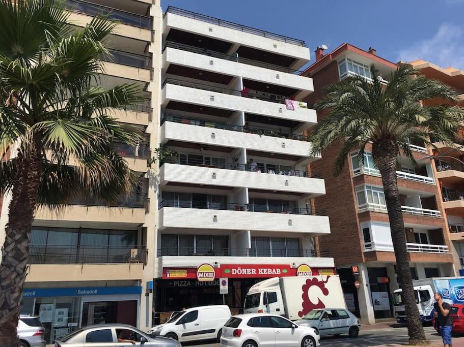 Lloret De Mar - Beachside Apartment - Free Parking - Limited Size Car Kültér fotó